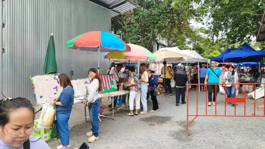 Yunnan Farmers Market Chiang Mai vendors morning atmosphere