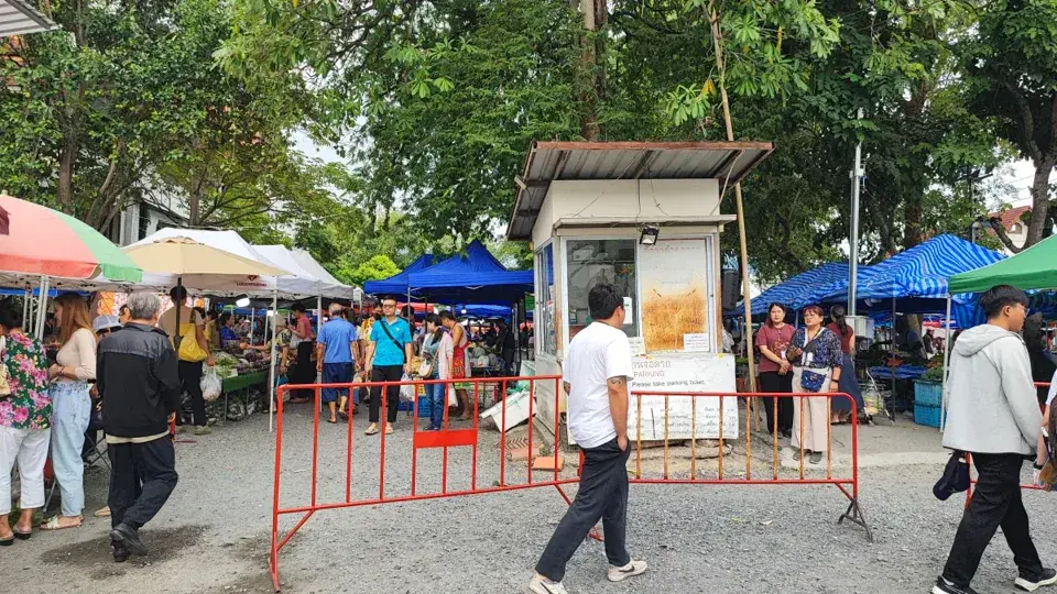 Yunnan Farmers Market Chiang Mai entrance and stalls