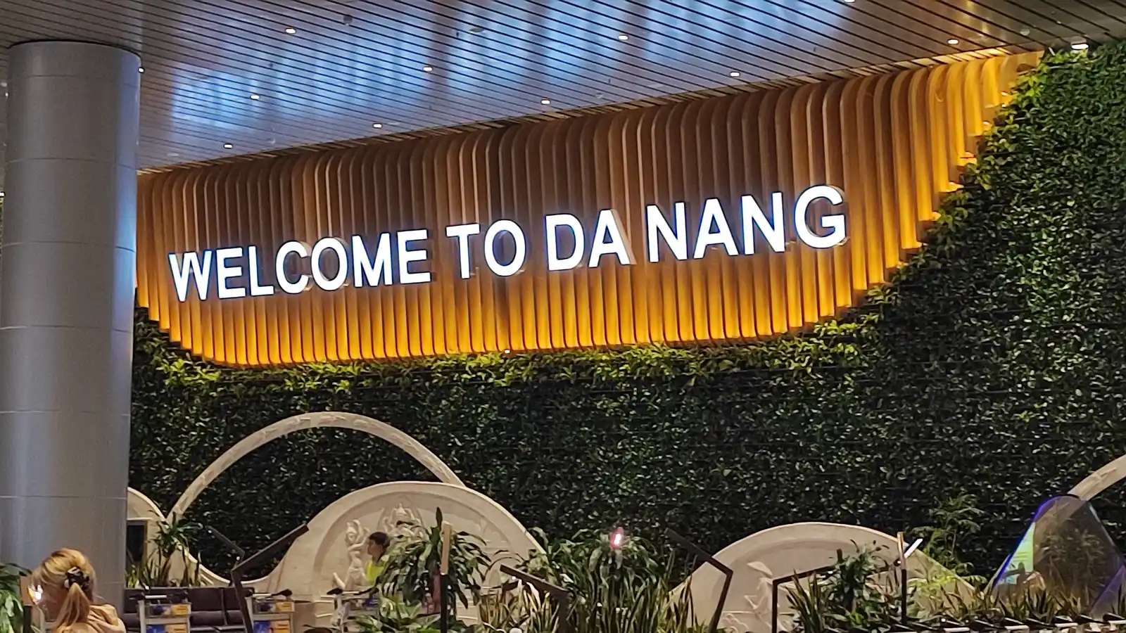 Welcome to Da Nang airport sign with green living wall